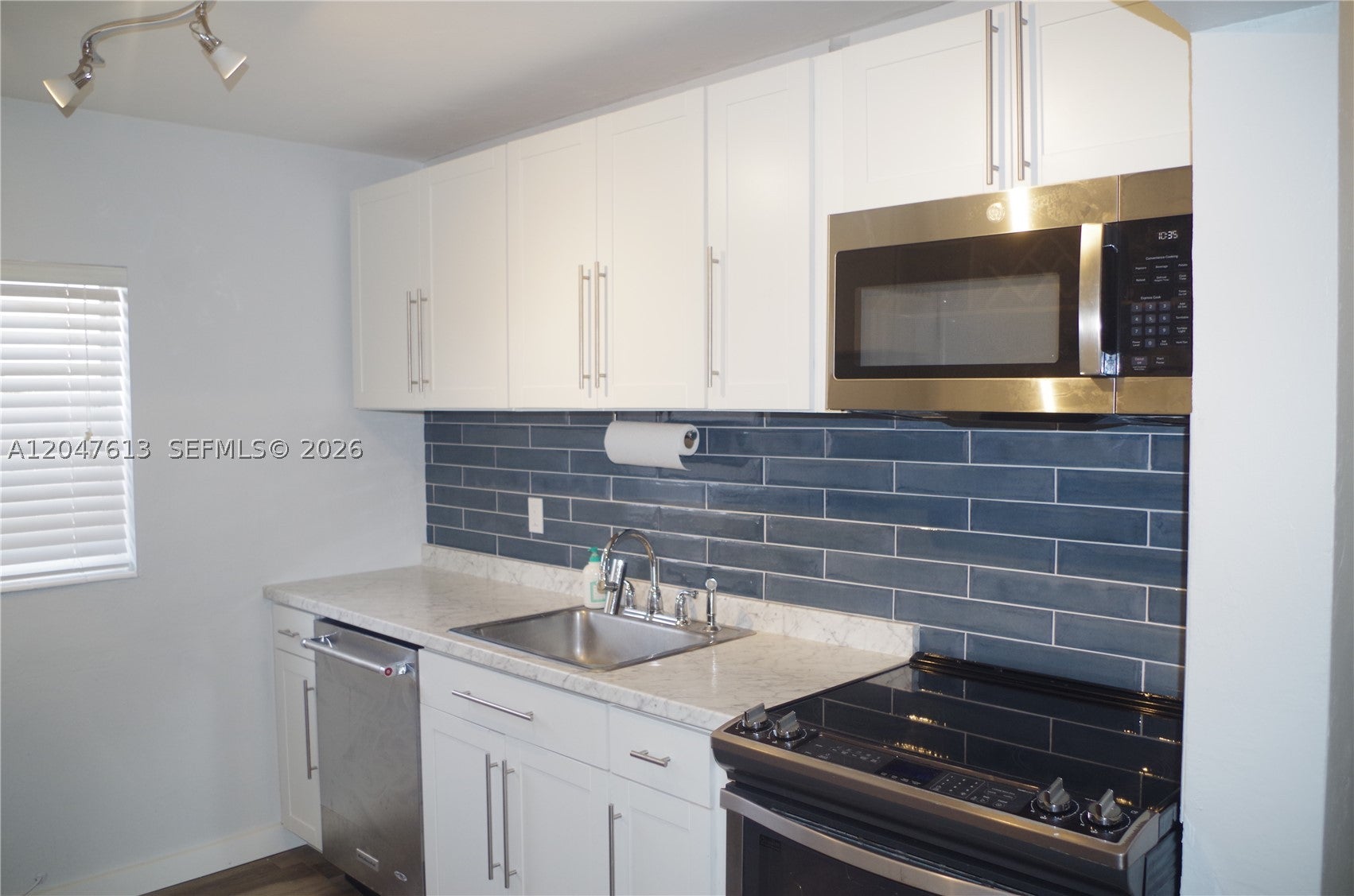 5465 N Andrews Ave