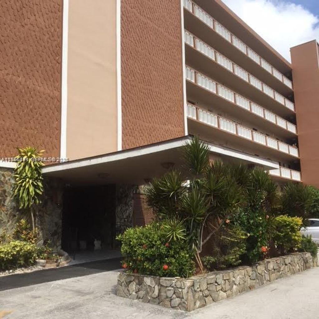 Photo of 301 NE 14th Ave #702, Hallandale Beach, FL 33009 (MLS # A11956491)