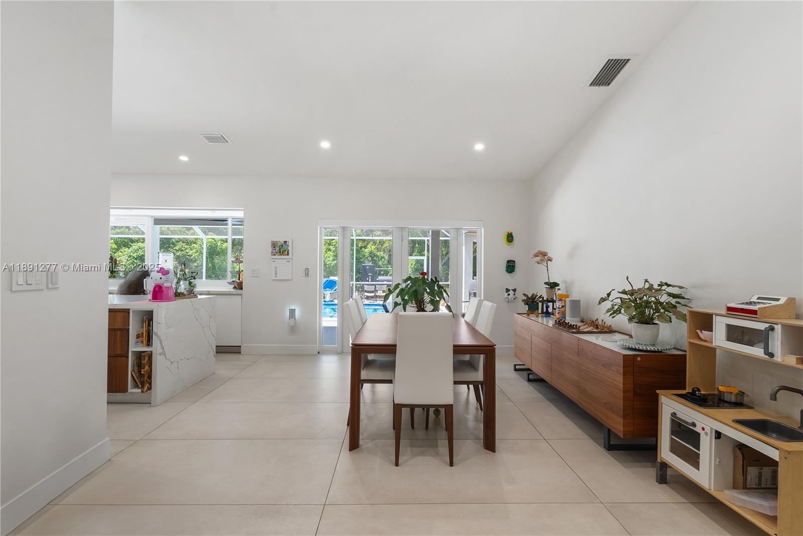 DEL-MAR ESTATES FIRST ADD - Residential Lease