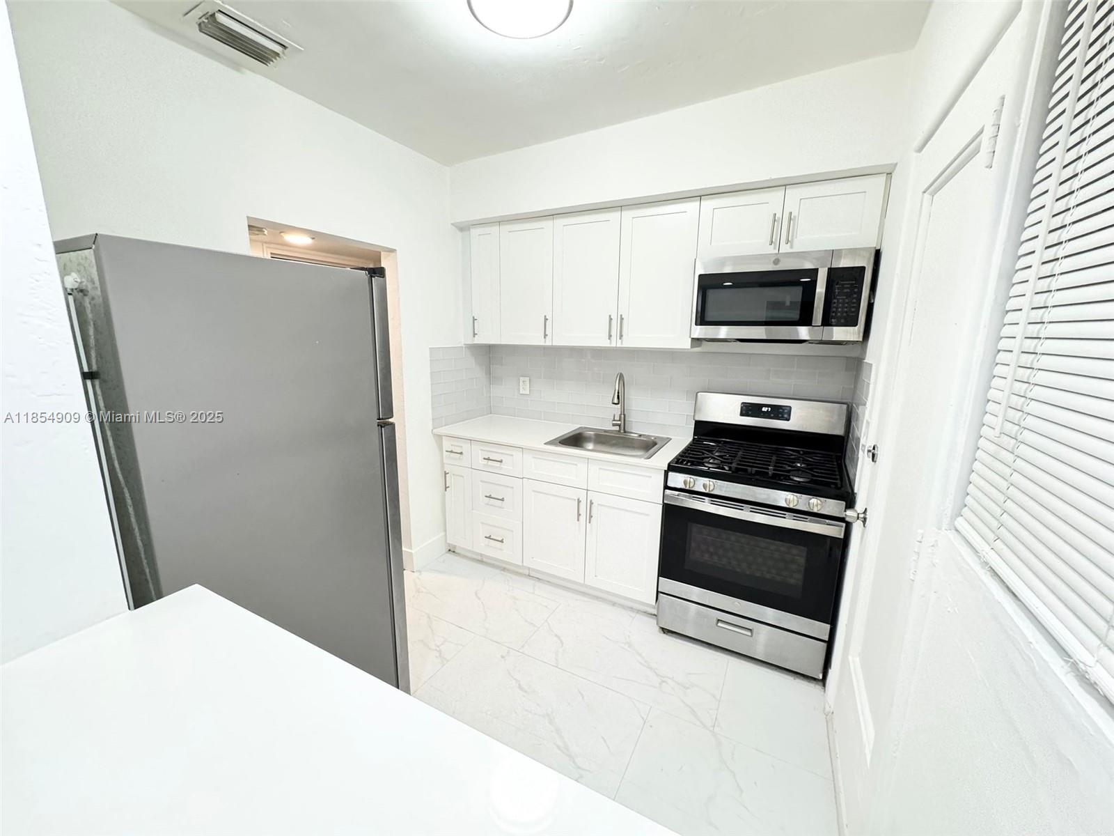 7435 Byron Ave 07