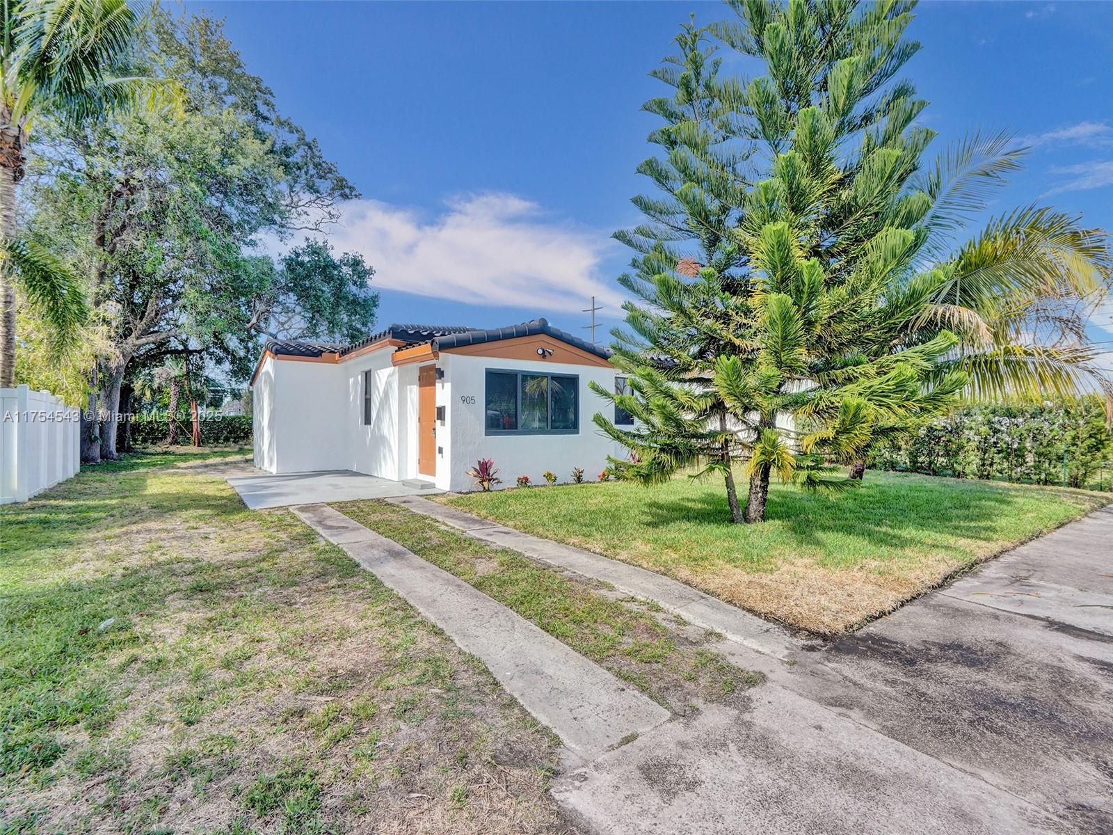 Property for Sale at 905 Sw 22nd St, Fort Lauderdale, Broward County, Florida - Bedrooms: 2 
Bathrooms: 2  - $489,999