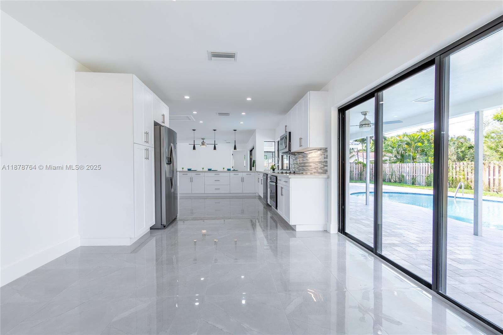 LAKE FLORESTA PARK - Residential