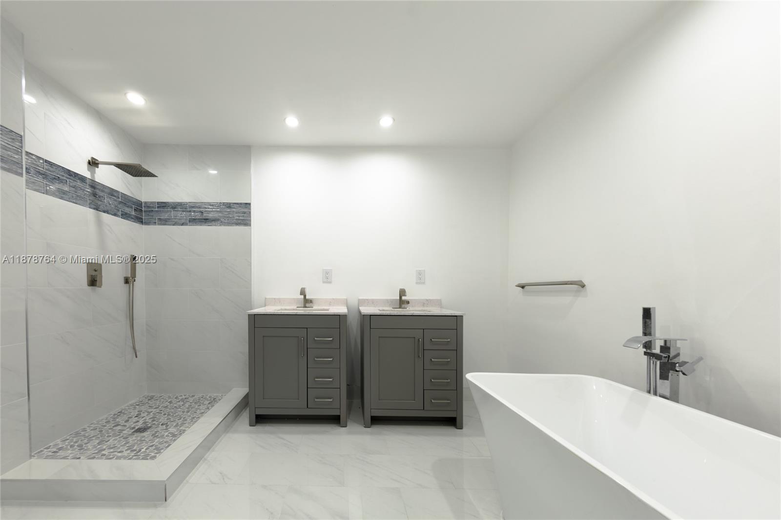 LAKE FLORESTA PARK - Residential