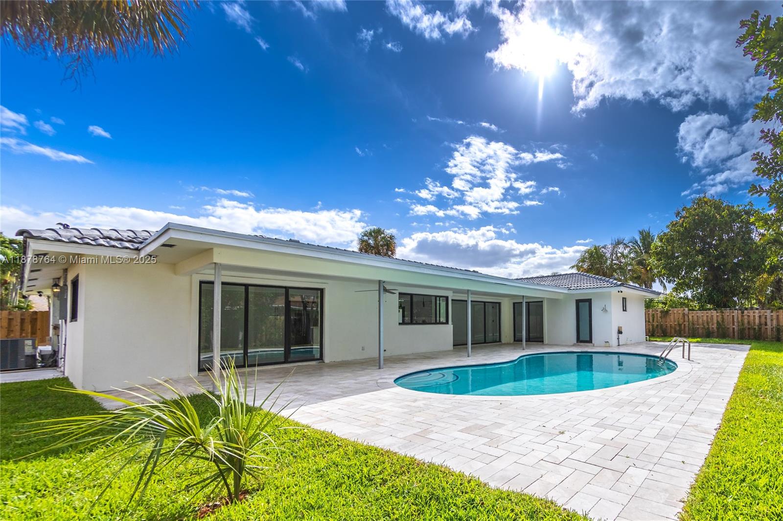 LAKE FLORESTA PARK - Residential