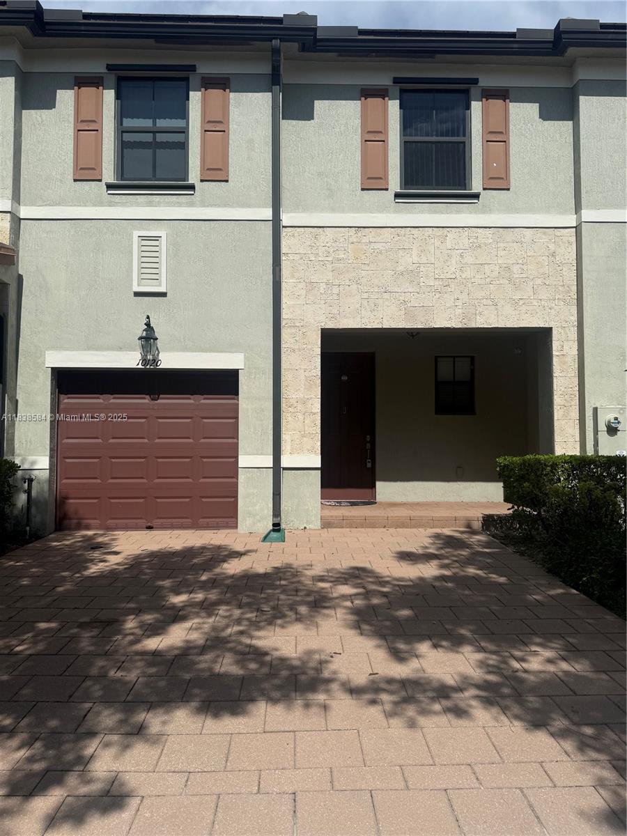 Beautiful Townhouse with Water View – Move In with Only 1 Month's Deposit! Aquabella, a gated resort-style community! This 3-bedroom, 2.5-bathroom townhouse offers a peaceful water view, spacious layout, and modern finishes. Bright living room, oversized master suite with walk-in closets and water view, Open kitchen with wood cabinets, pantry, and stainless steel appliances. Enjoy extra storage and private patio with water view. Community community offers 2 clubhouses, pools, gyms, playgrounds, and green spaces. Great location near schools, shops, and highways.