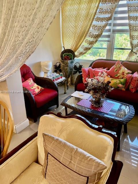 VILLAGE ROYALE GREENHILL - Residential