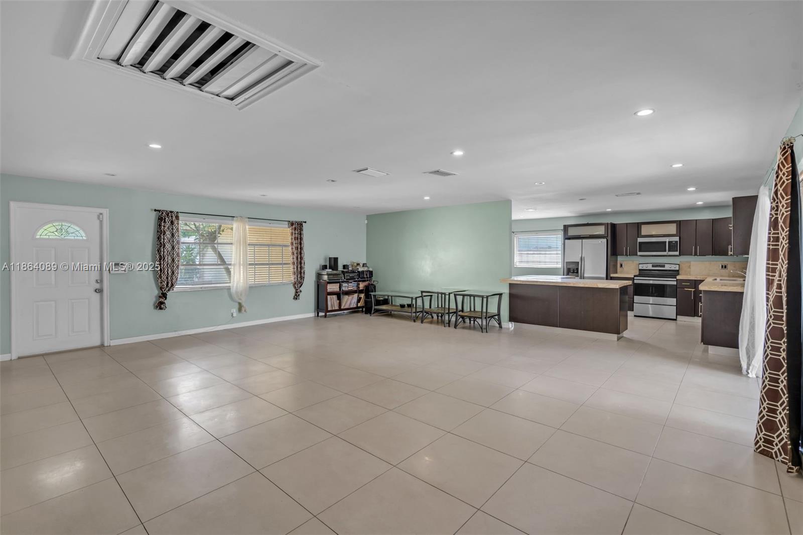 7821 NW 45th St