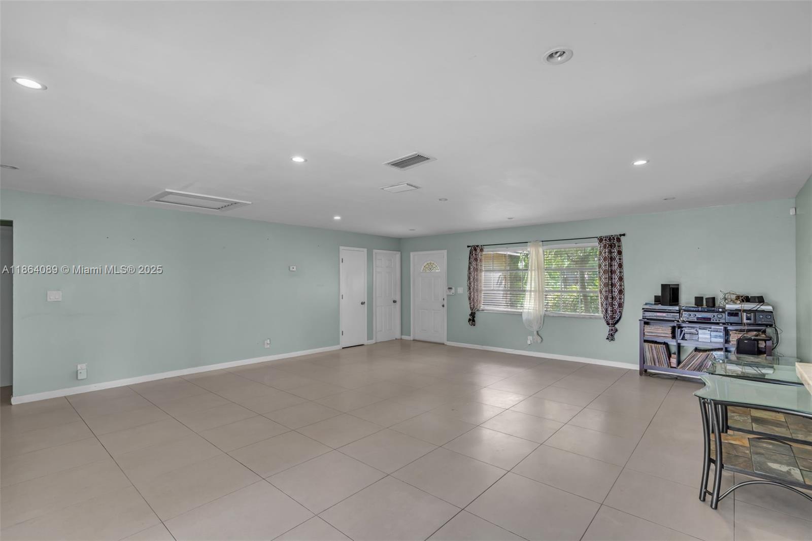 7821 NW 45th St