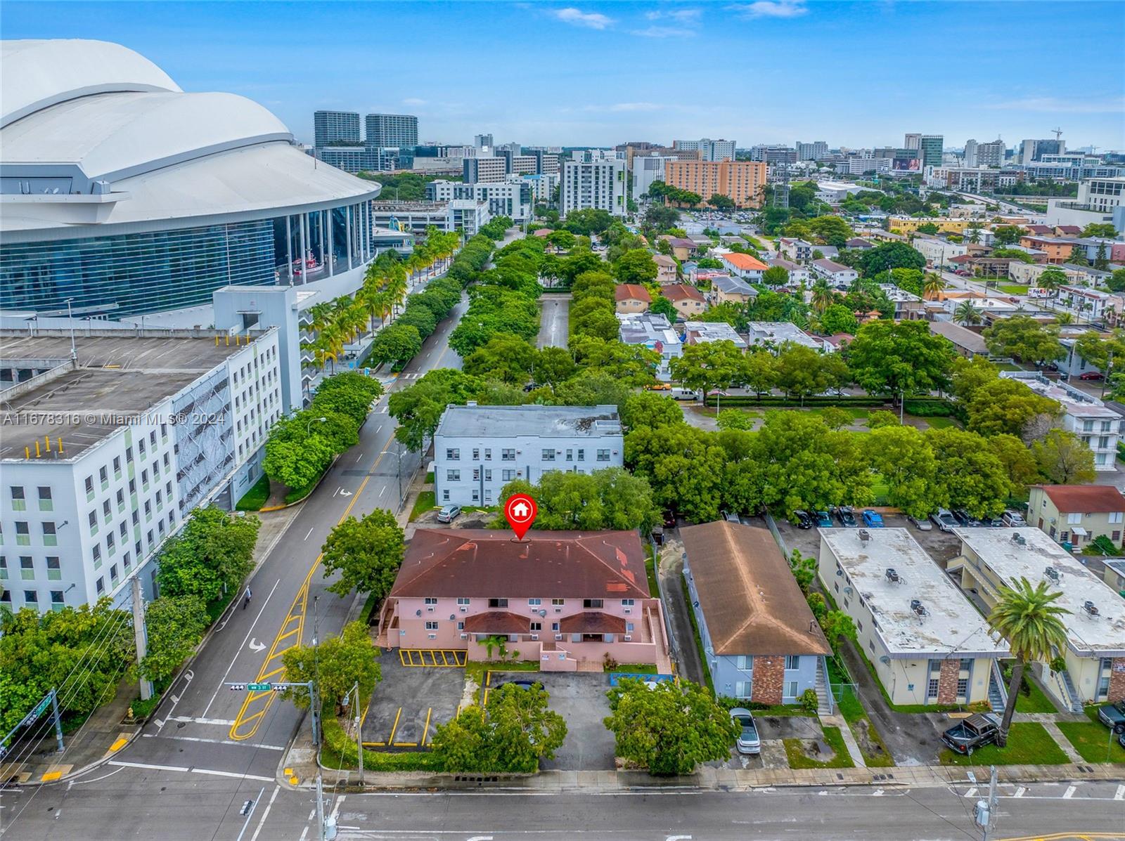 Main image without alt text