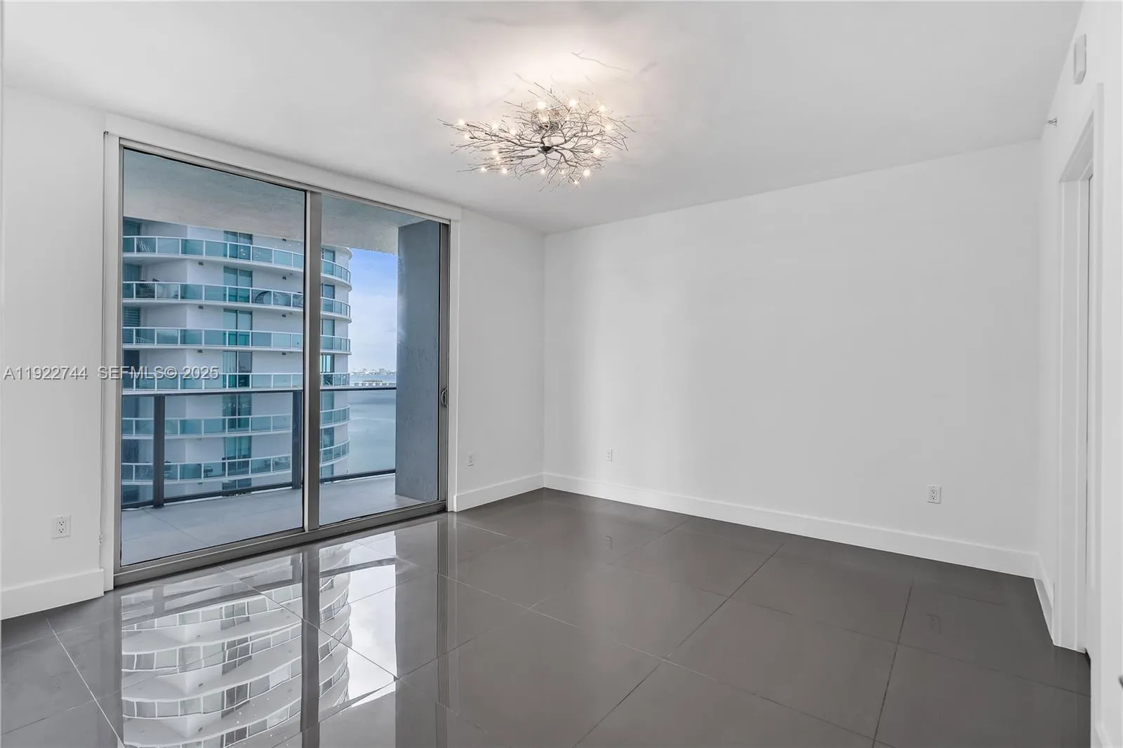 Miami, Florida 33132, United States, 2 Bedrooms Bedrooms, ,3 BathroomsBathrooms,Residential,Active,249995