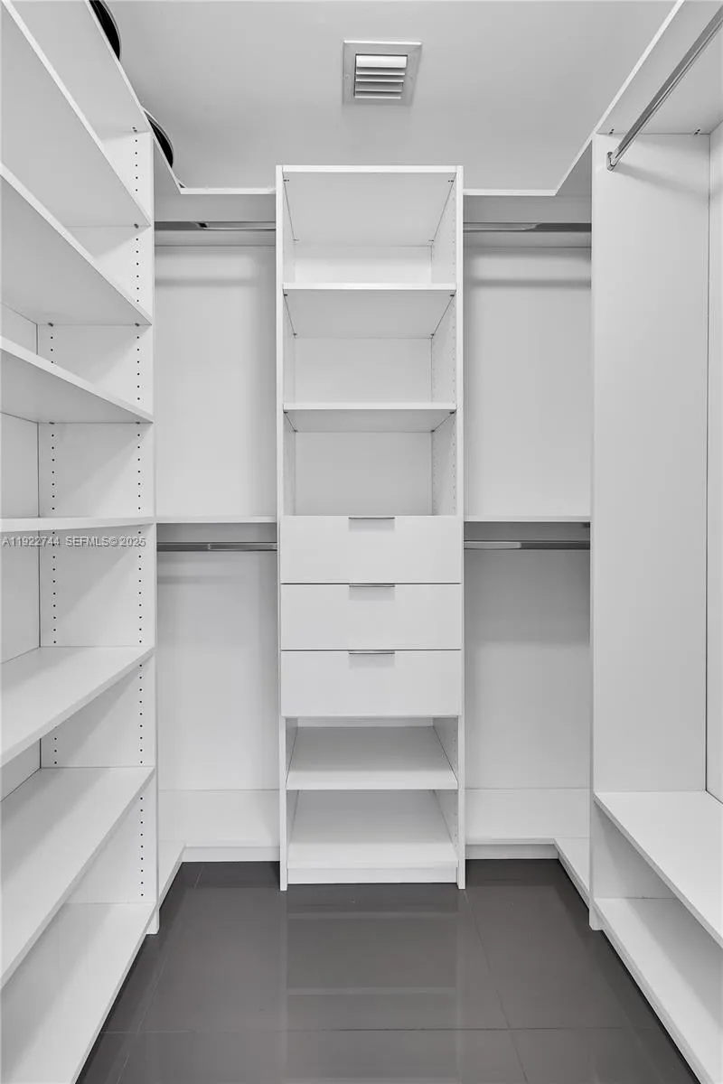 Miami, Florida 33132, United States, 2 Bedrooms Bedrooms, ,3 BathroomsBathrooms,Residential,Active,249995