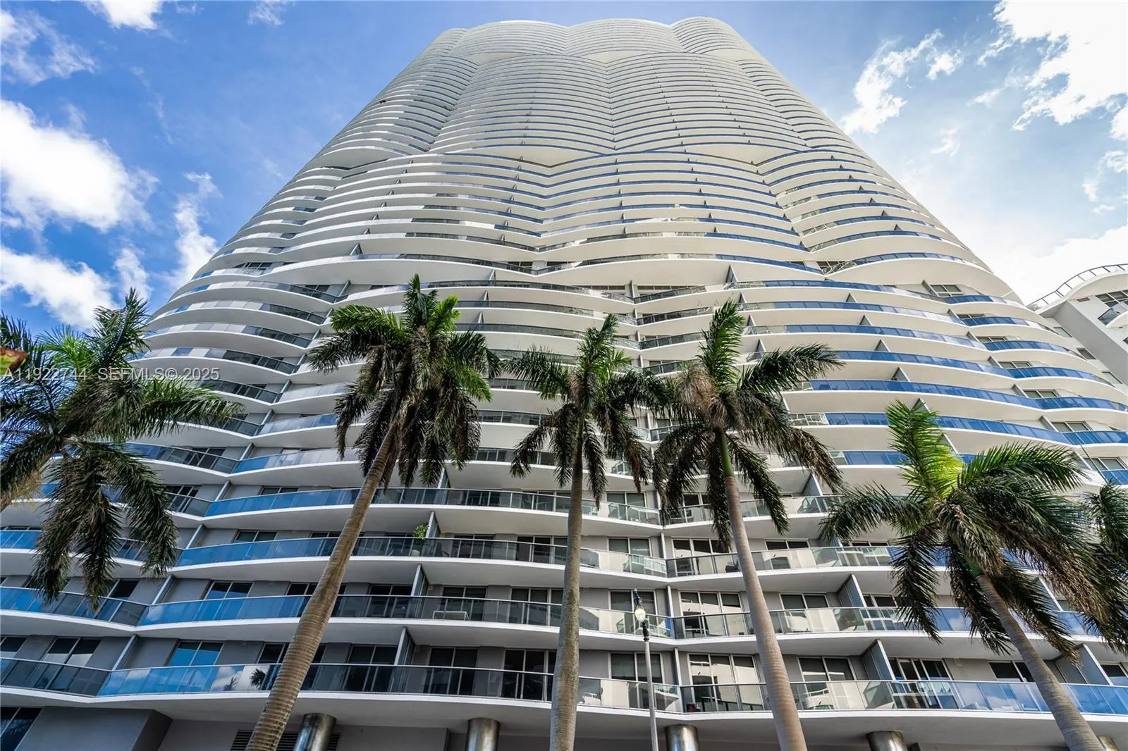 Miami, Florida 33132, United States, 2 Bedrooms Bedrooms, ,3 BathroomsBathrooms,Residential,Active,249995
