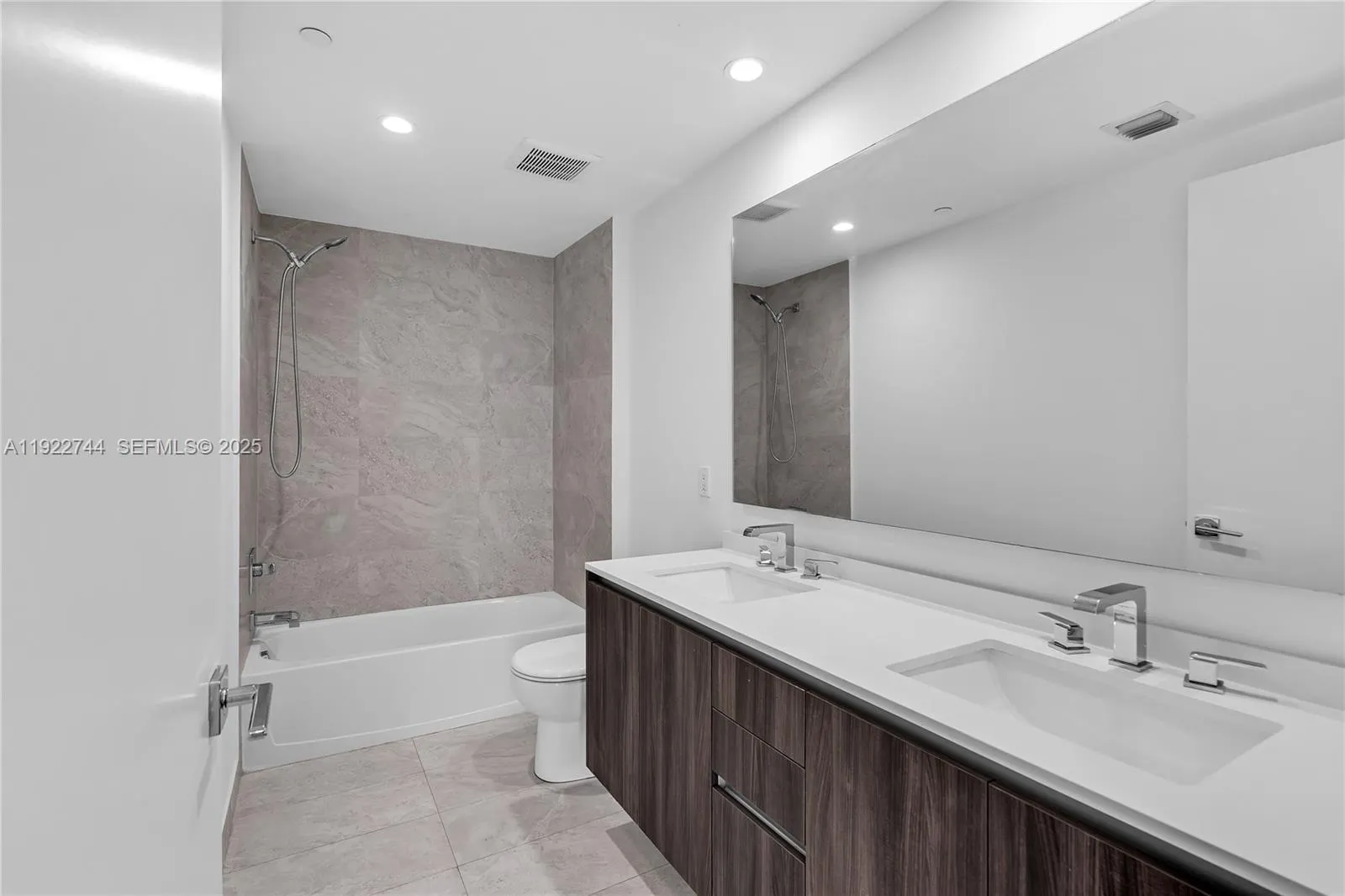 Miami, Florida 33132, United States, 2 Bedrooms Bedrooms, ,3 BathroomsBathrooms,Residential,Active,249995