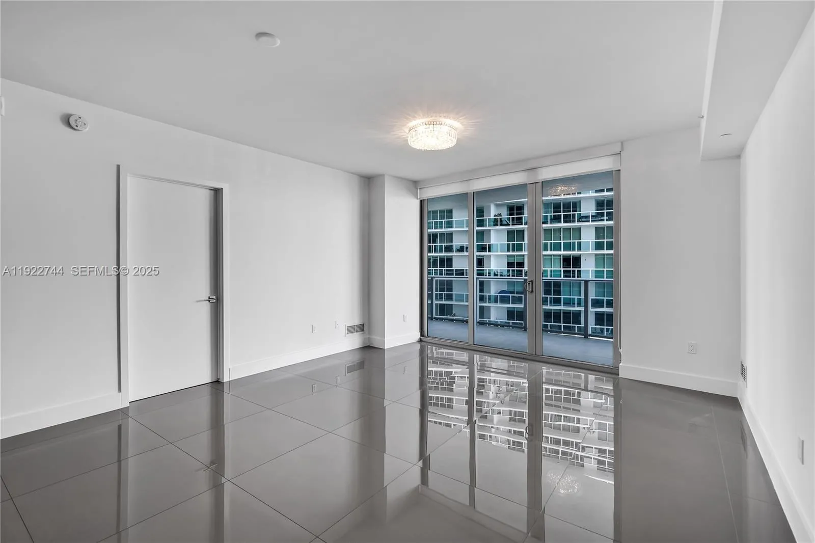 Miami, Florida 33132, United States, 2 Bedrooms Bedrooms, ,3 BathroomsBathrooms,Residential,Active,249995
