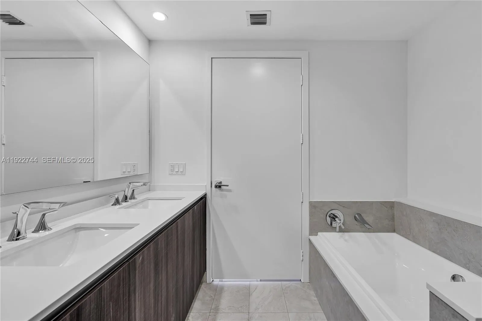 Miami, Florida 33132, United States, 2 Bedrooms Bedrooms, ,3 BathroomsBathrooms,Residential,Active,249995