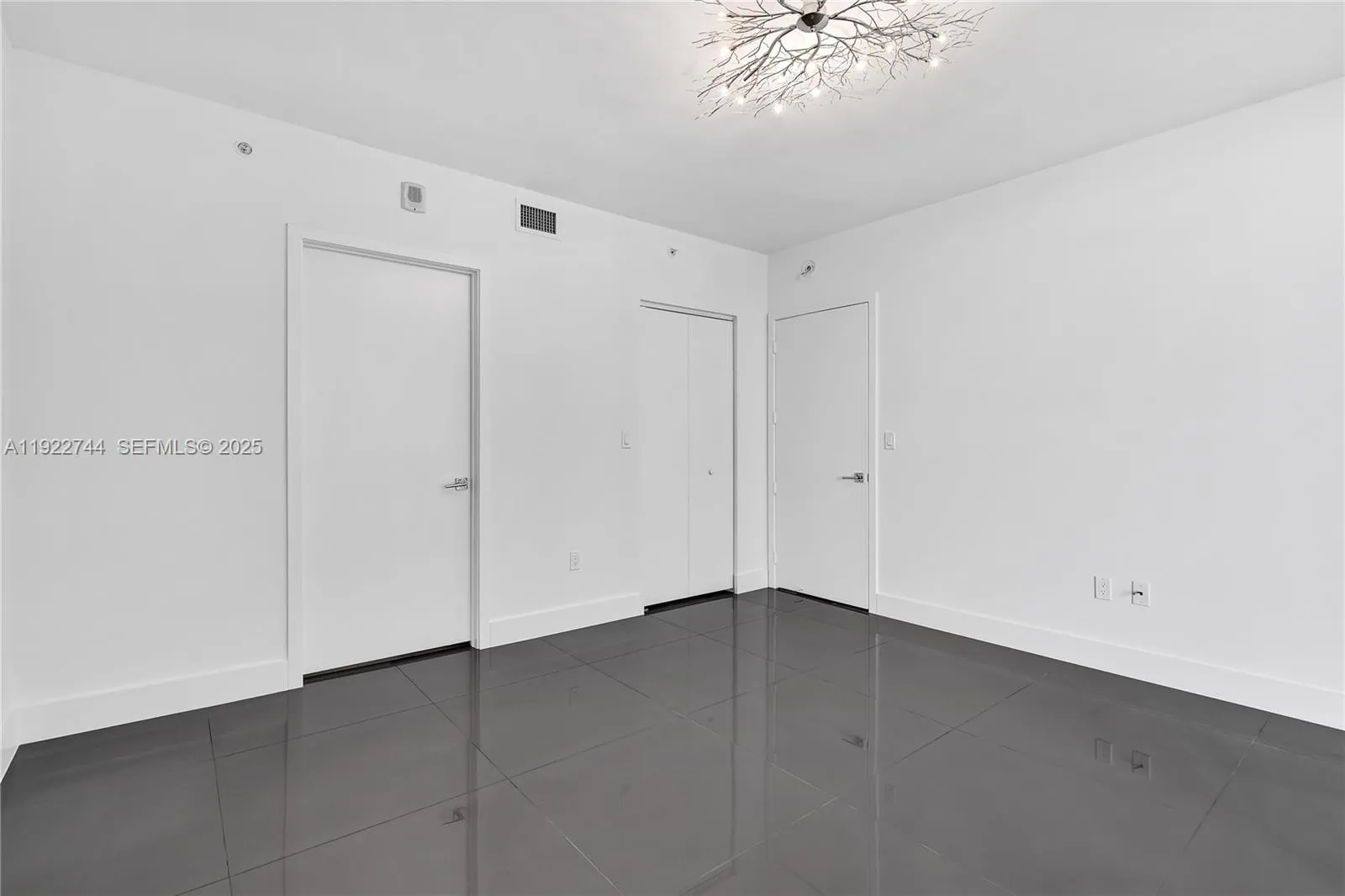 Miami, Florida 33132, United States, 2 Bedrooms Bedrooms, ,3 BathroomsBathrooms,Residential,Active,249995