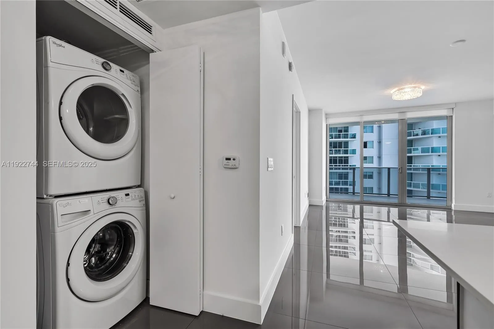 Miami, Florida 33132, United States, 2 Bedrooms Bedrooms, ,3 BathroomsBathrooms,Residential,Active,249995