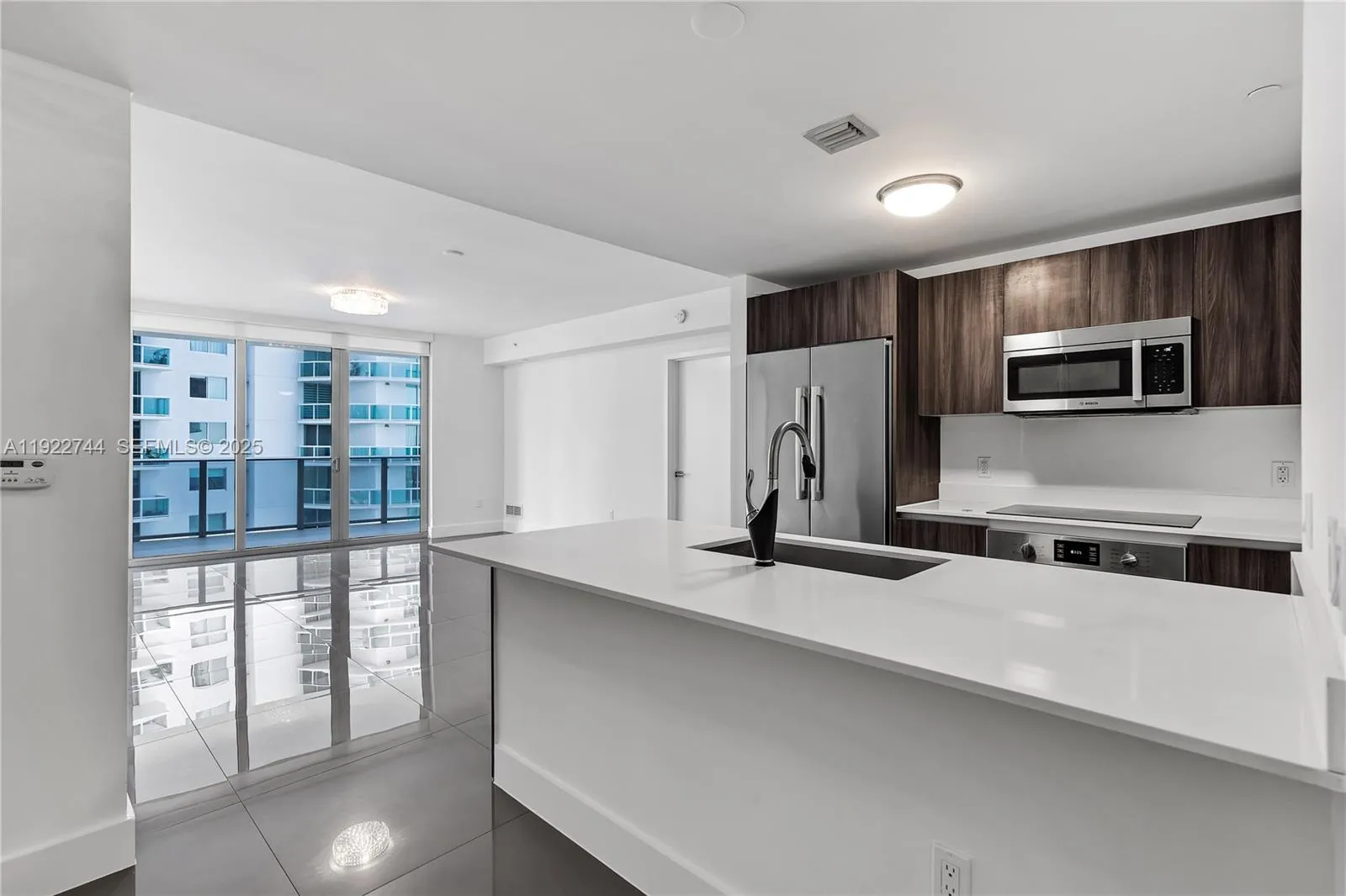 Miami, Florida 33132, United States, 2 Bedrooms Bedrooms, ,3 BathroomsBathrooms,Residential,Active,249995