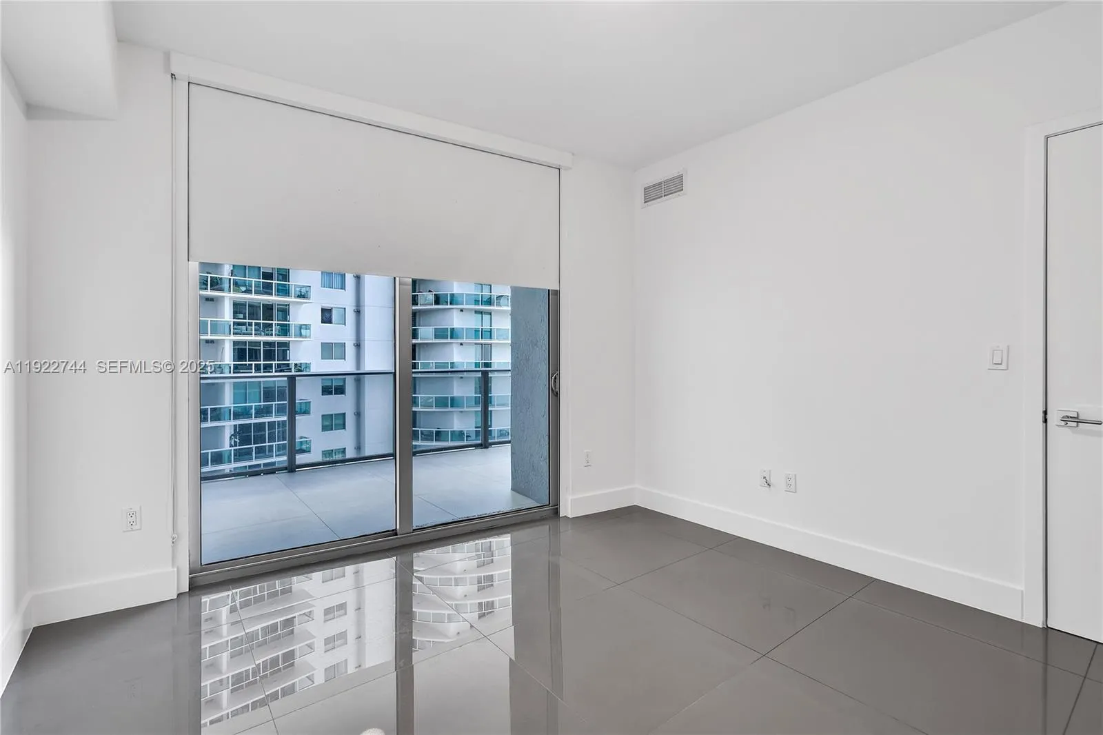 Miami, Florida 33132, United States, 2 Bedrooms Bedrooms, ,3 BathroomsBathrooms,Residential,Active,249995