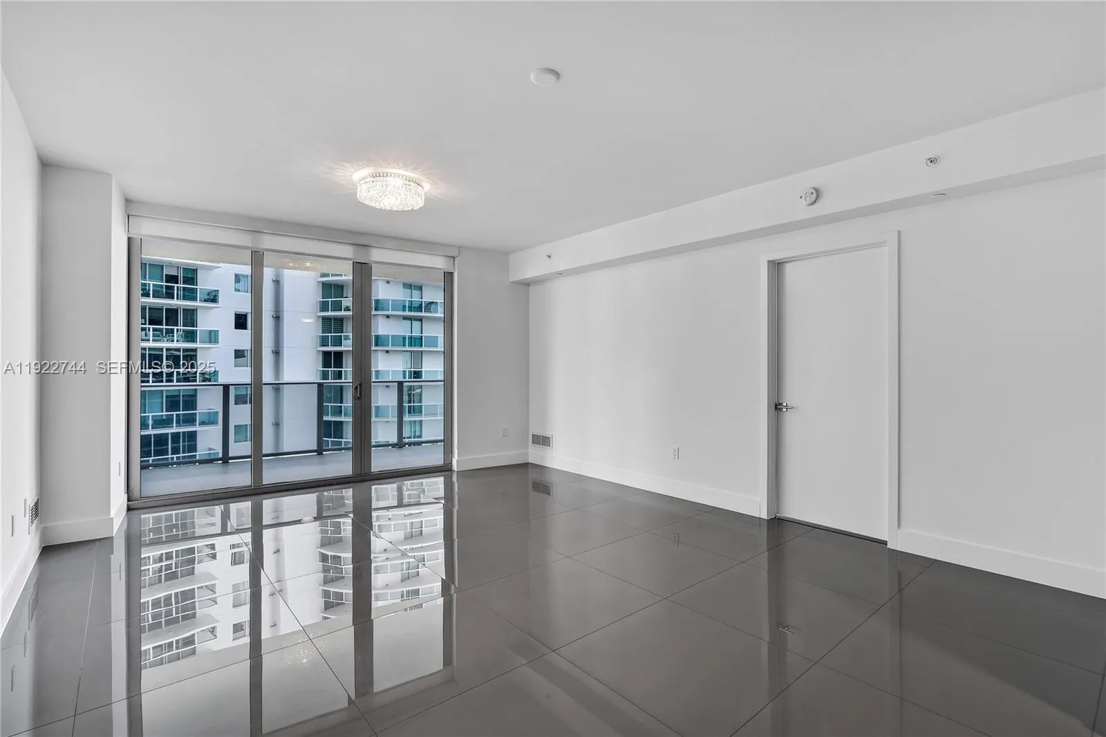 Miami, Florida 33132, United States, 2 Bedrooms Bedrooms, ,3 BathroomsBathrooms,Residential,Active,249995