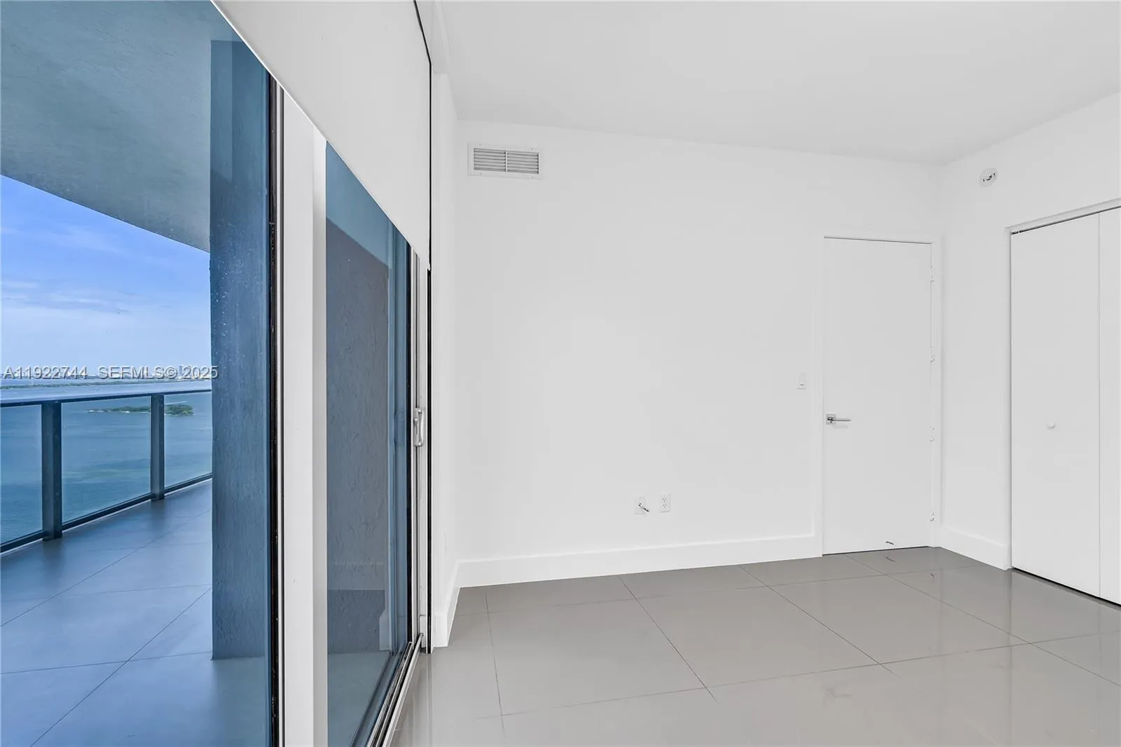 Miami, Florida 33132, United States, 2 Bedrooms Bedrooms, ,3 BathroomsBathrooms,Residential,Active,249995