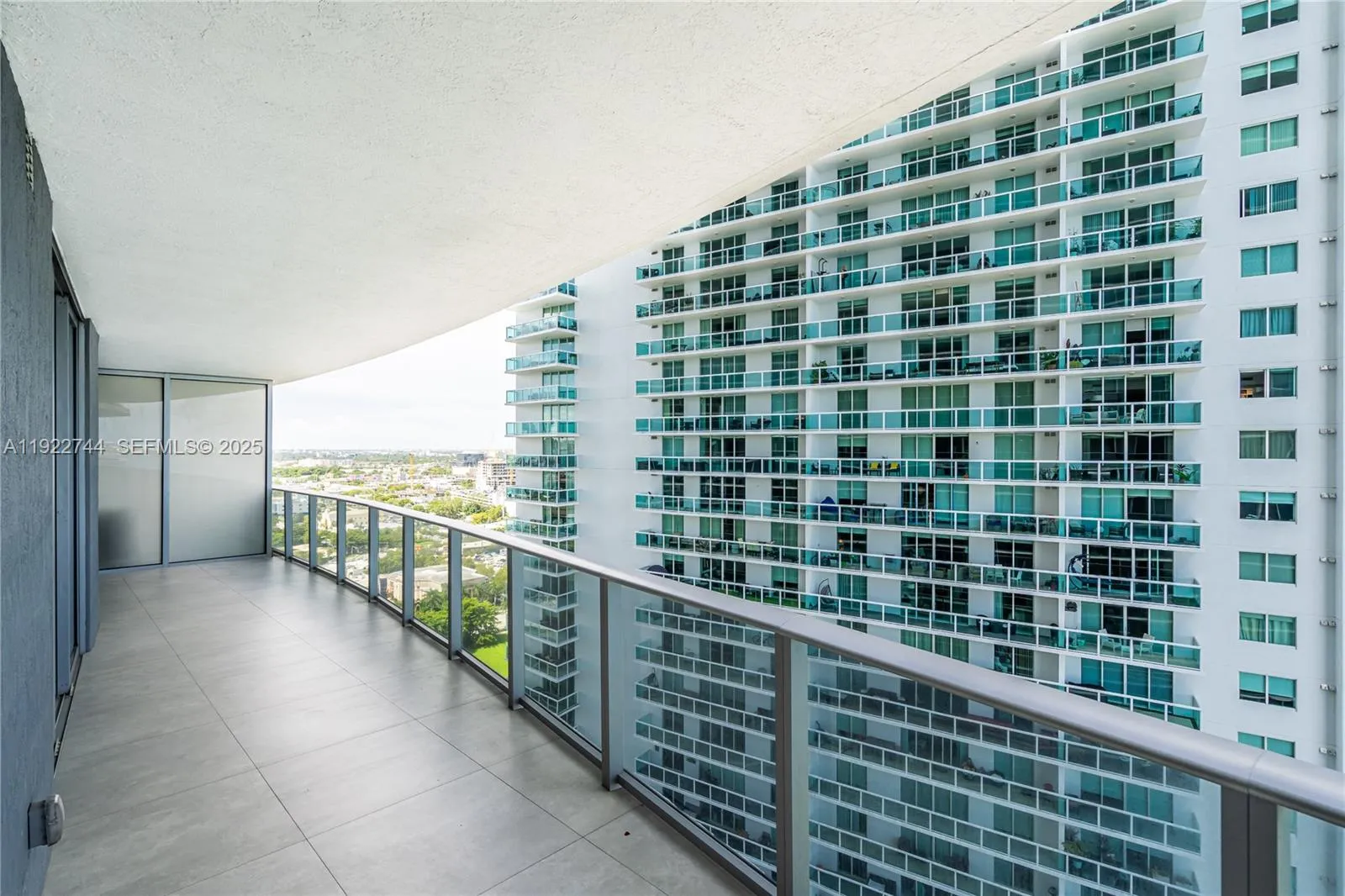 Miami, Florida 33132, United States, 2 Bedrooms Bedrooms, ,3 BathroomsBathrooms,Residential,Active,249995