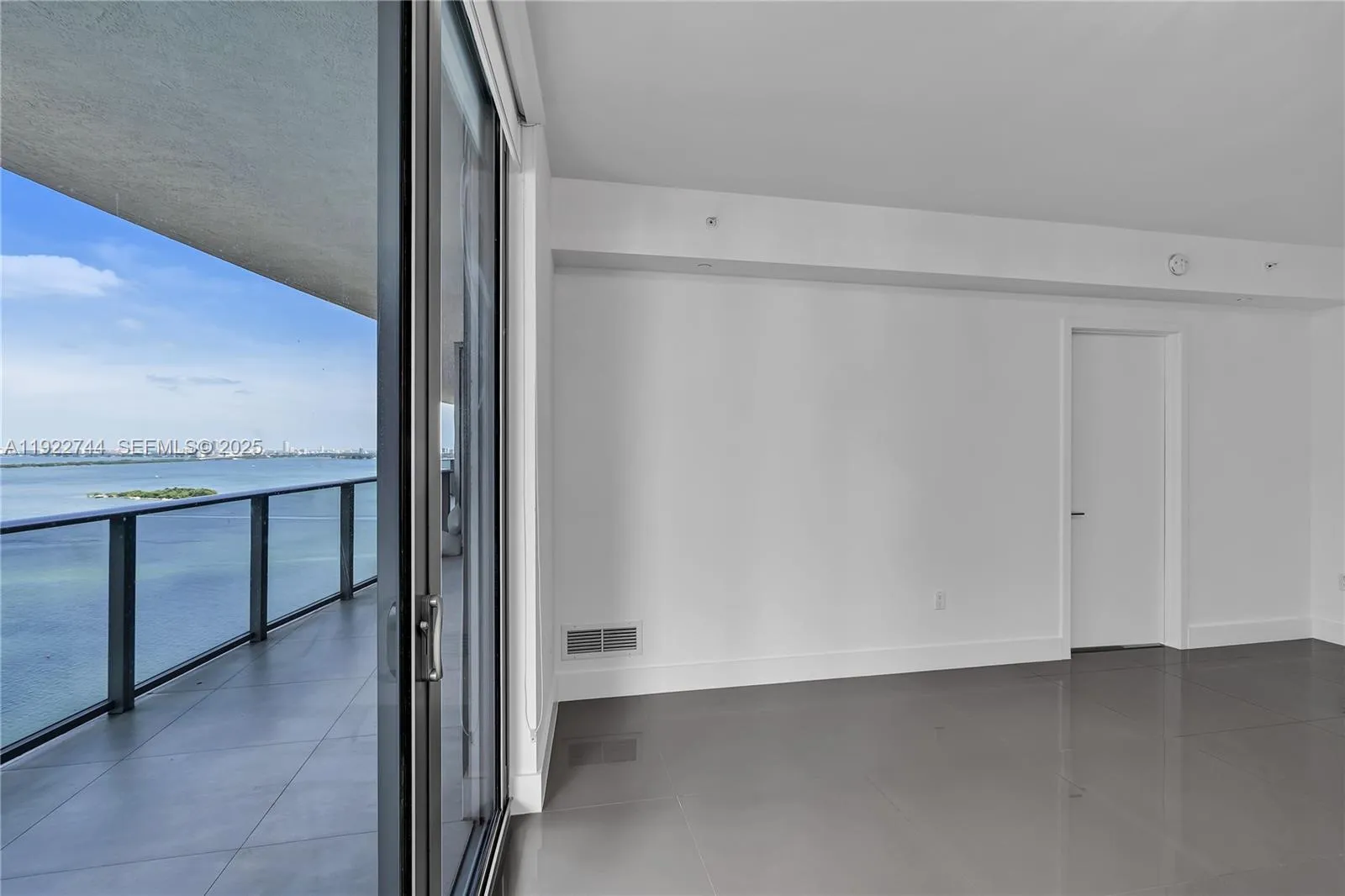 Miami, Florida 33132, United States, 2 Bedrooms Bedrooms, ,3 BathroomsBathrooms,Residential,Active,249995