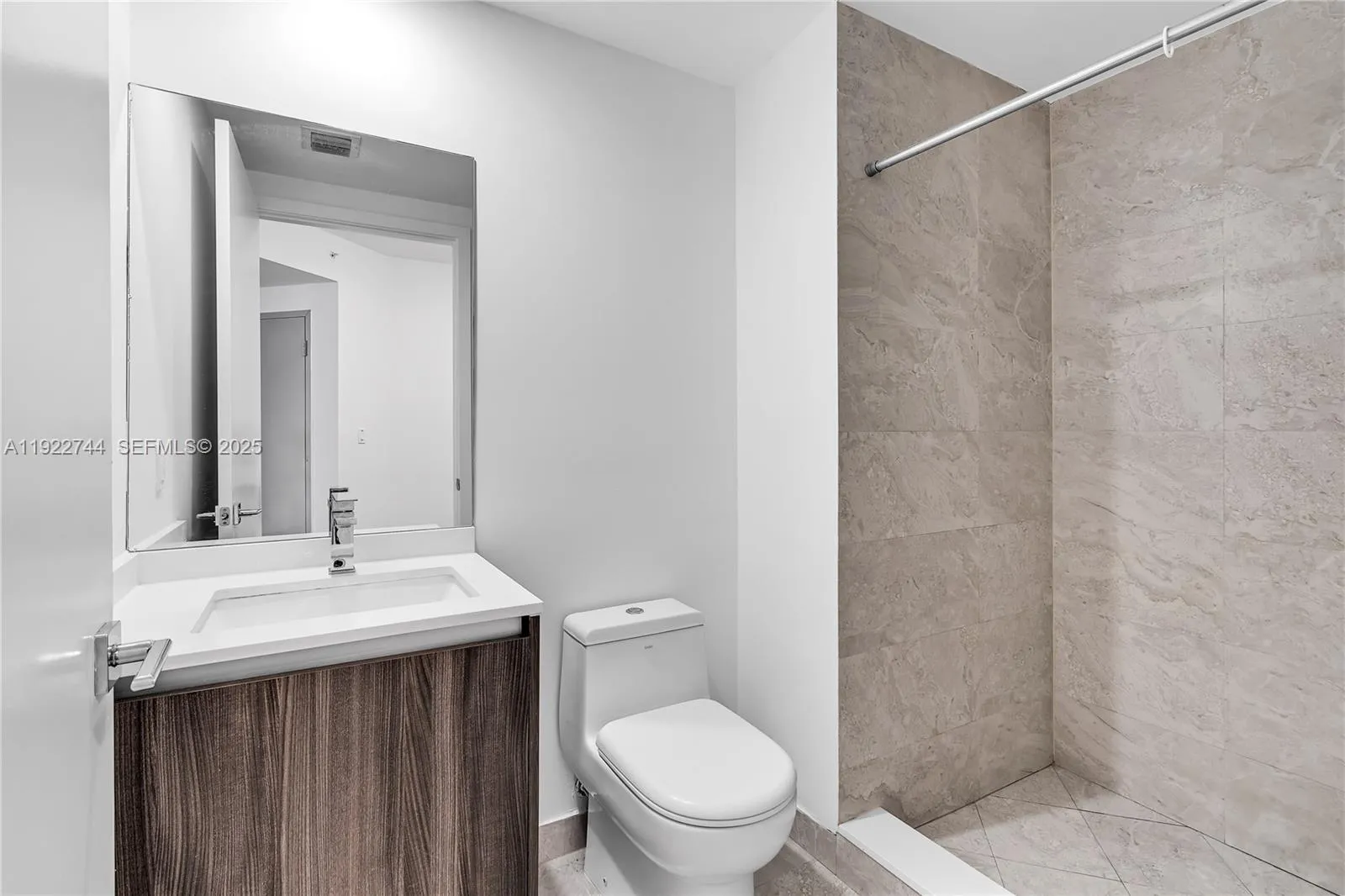 Miami, Florida 33132, United States, 2 Bedrooms Bedrooms, ,3 BathroomsBathrooms,Residential,Active,249995