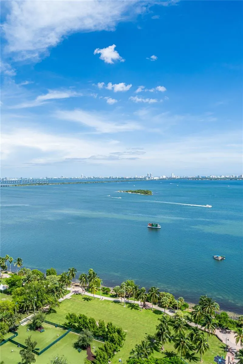 Miami, Florida 33132, United States, 2 Bedrooms Bedrooms, ,3 BathroomsBathrooms,Residential,Active,249995