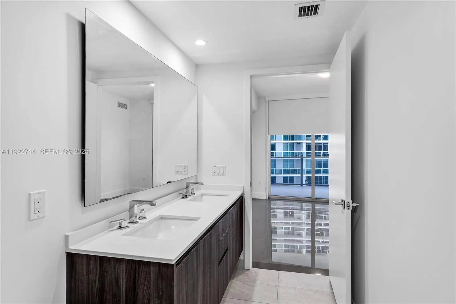 Miami, Florida 33132, United States, 2 Bedrooms Bedrooms, ,3 BathroomsBathrooms,Residential,Active,249995