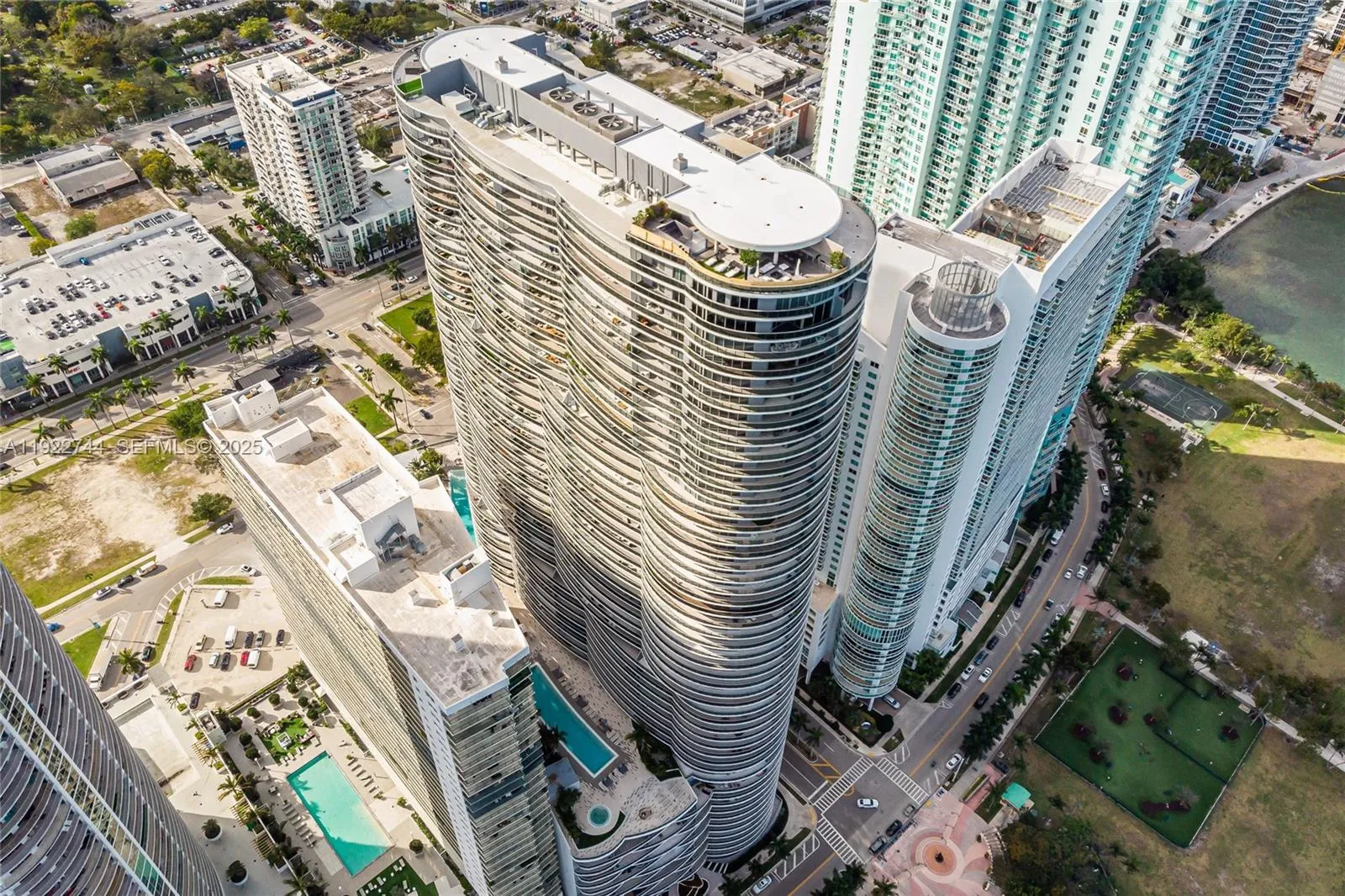 Miami, Florida 33132, United States, 2 Bedrooms Bedrooms, ,3 BathroomsBathrooms,Residential,Active,249995