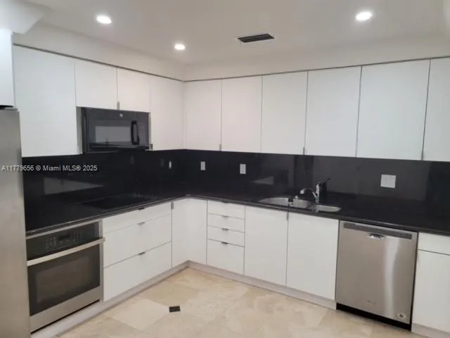 Key Biscayne, Florida 33149, United States, 2 Bedrooms Bedrooms, ,2 BathroomsBathrooms,Residential,Active,104910