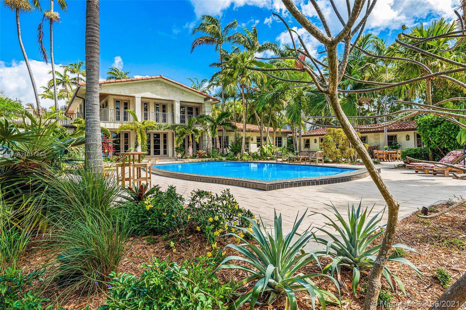 HOLLYWOOD LAKES - Residential