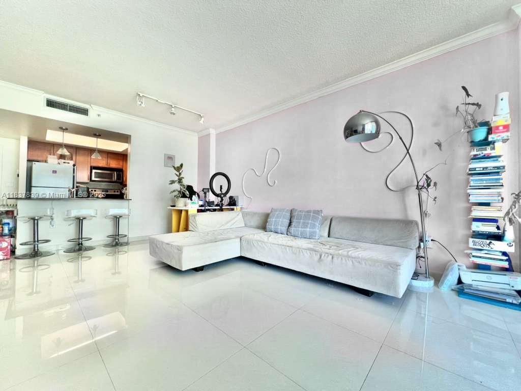Beautiful and spacious 1BD/1BA unit at CITE in the heart of Edgewater! Enjoy stunning views of the bay and Pace Waterfront Park from your private balcony. This modern unit features an open layout, updated kitchen, washer/dryer, and ample closet space. CITE offers valet, concierge, 24/7 front desk, security, a resort-style pool, Jacuzzi, a new Techno gym, clubroom, business center with internet, and EV charging stations. Walk to Margaret Pace Park, Miami Trolley, trendy restaurants, Perez Art Museum, top schools, and Kaseya Center. Minutes to Downtown, Brickell, Wynwood, Design District, Miami Beach, and MIA airport. Ready to move!