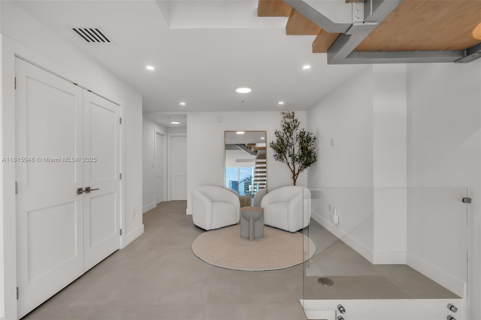 MINT CONDO - Residential
