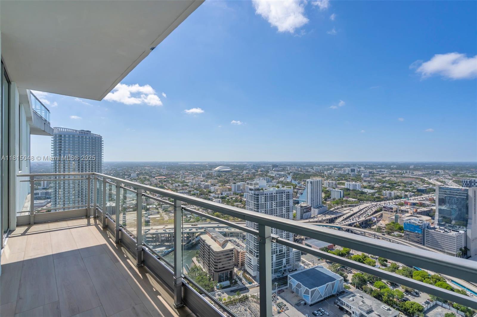 MINT CONDO - Residential