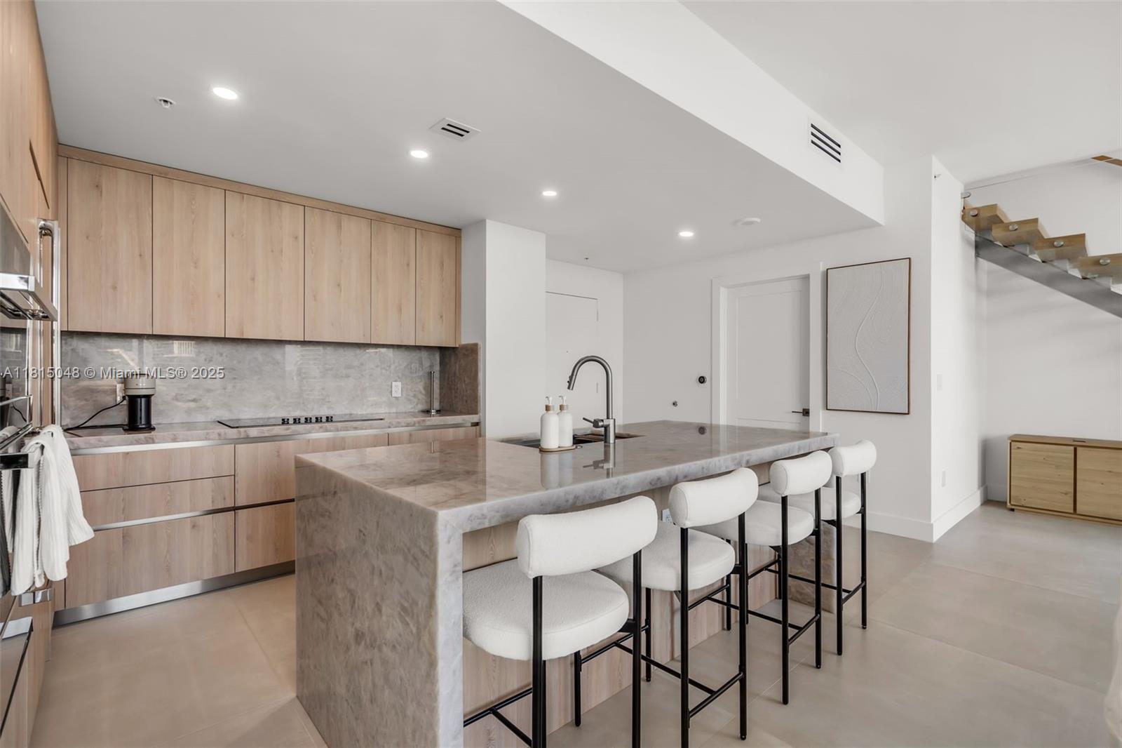 MINT CONDO - Residential