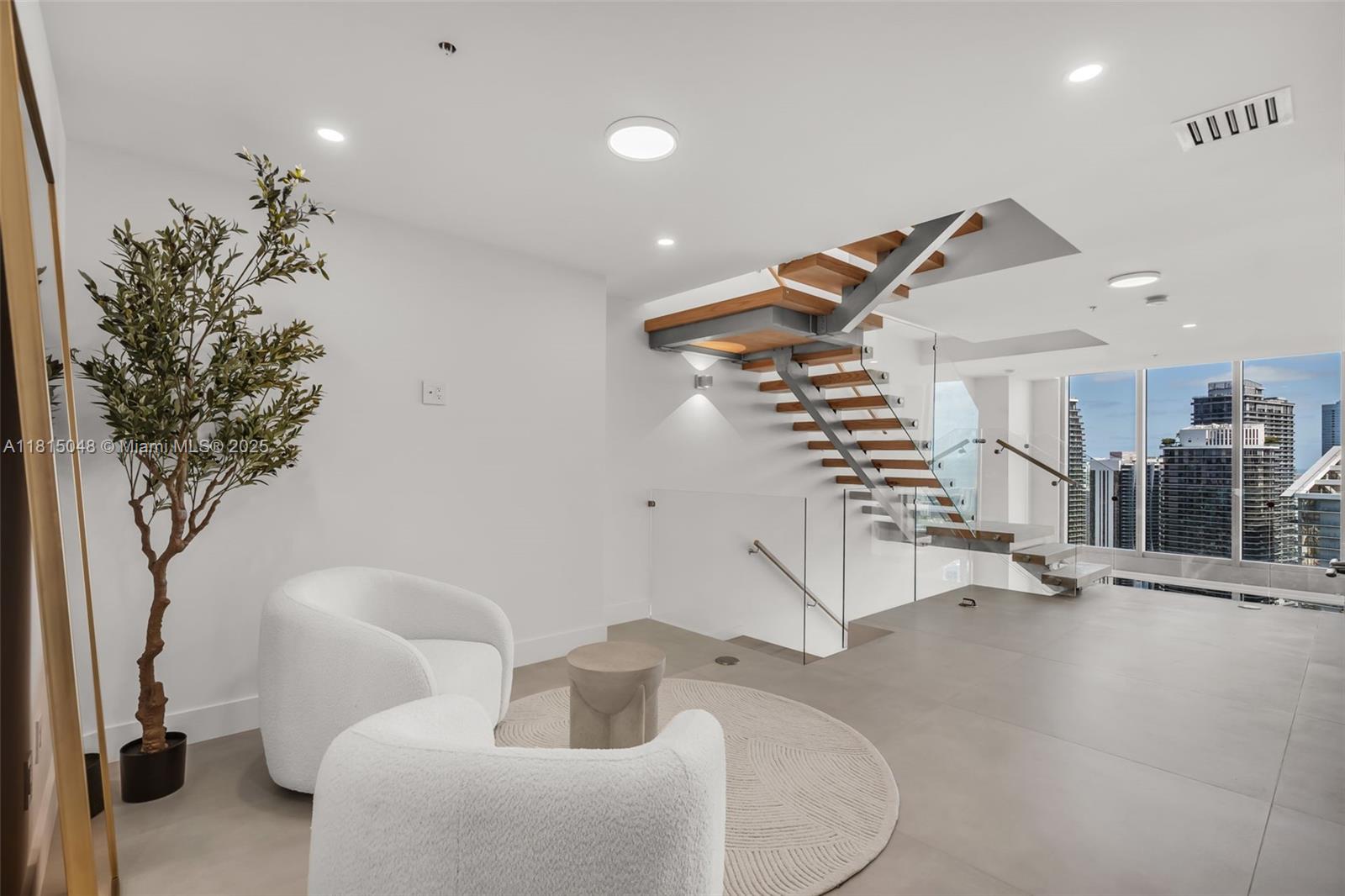 MINT CONDO - Residential