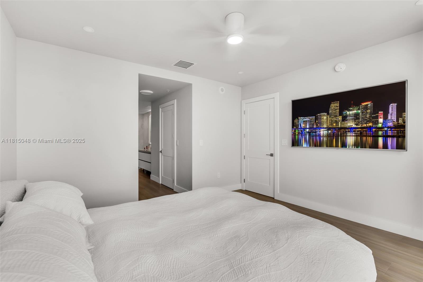 MINT CONDO - Residential