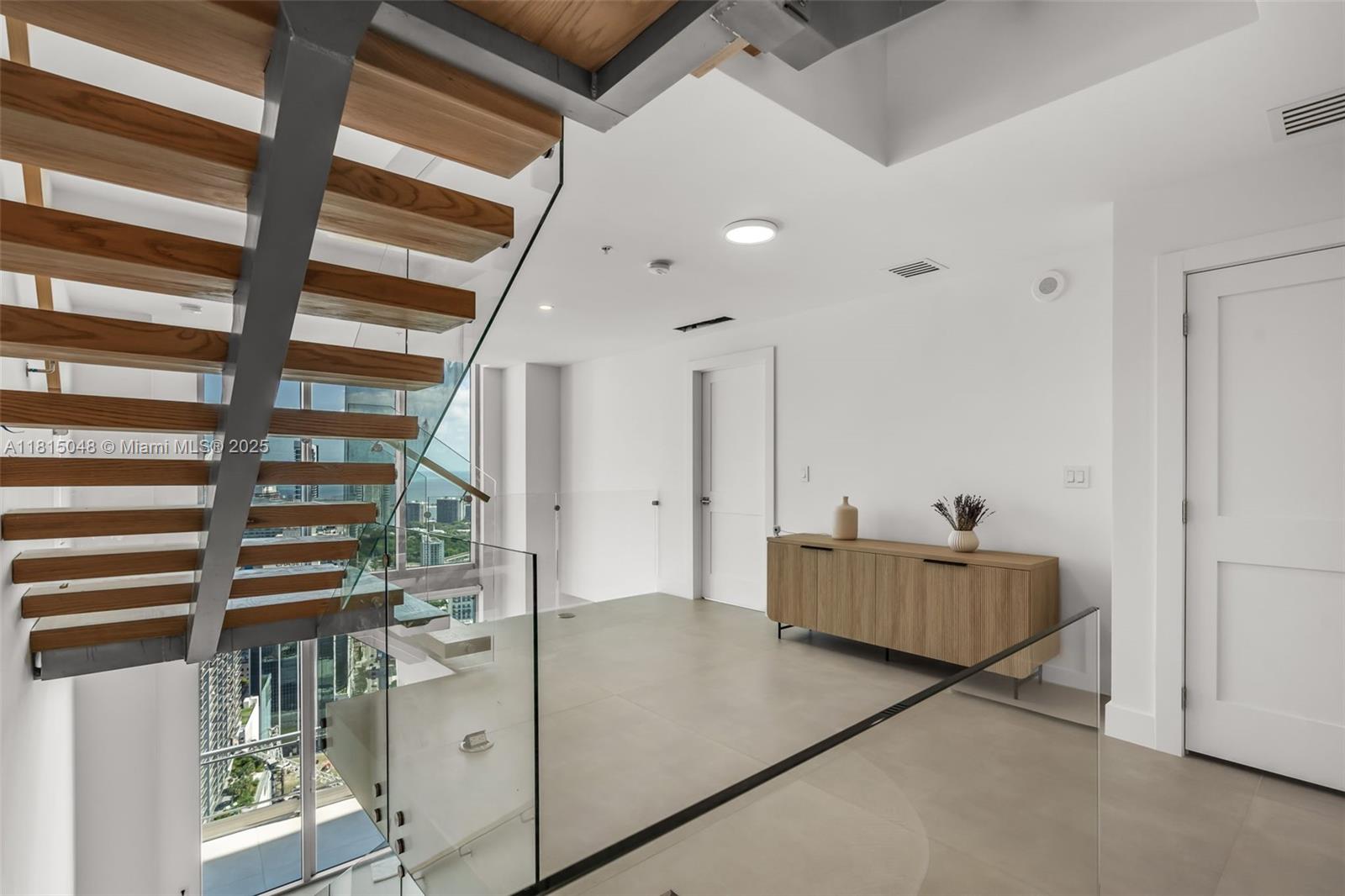 MINT CONDO - Residential