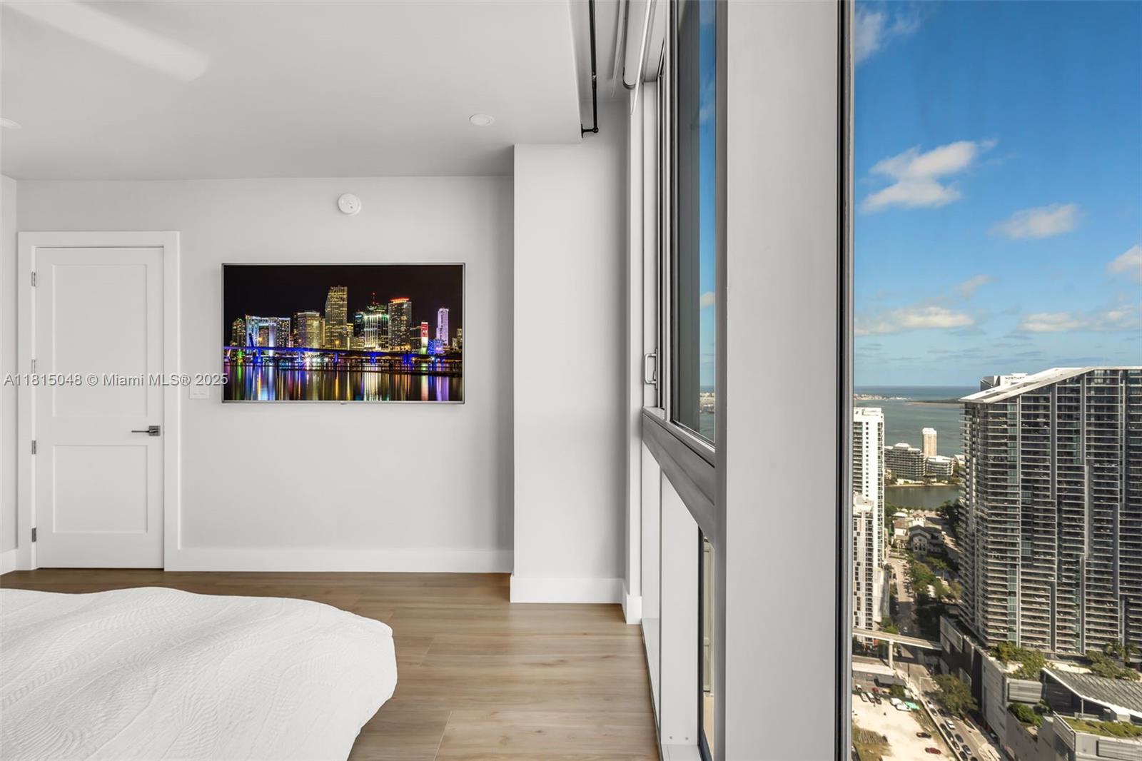 MINT CONDO - Residential