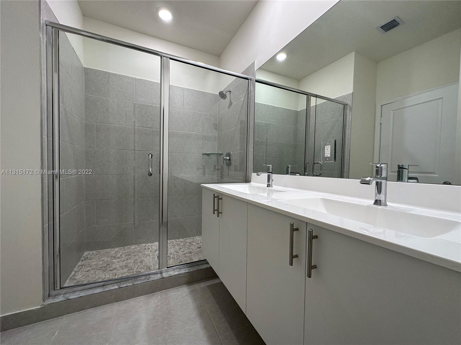 DOWNTOWN DORAL SOUTH PHAS - Residential Lease