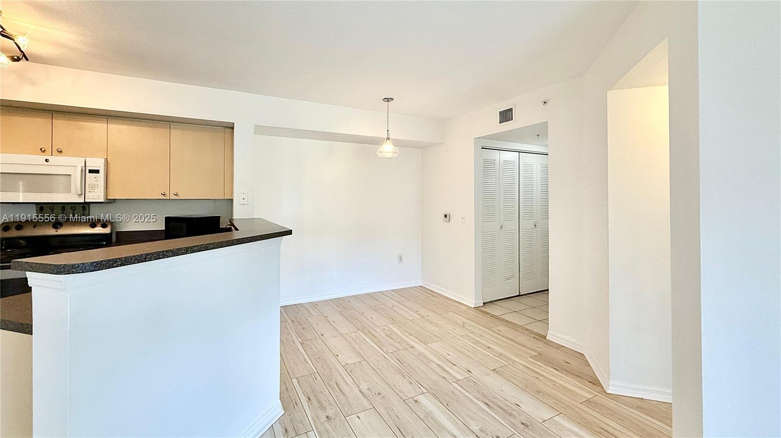 EMERALD ISLE AT LAGUNA LA - Residential Lease