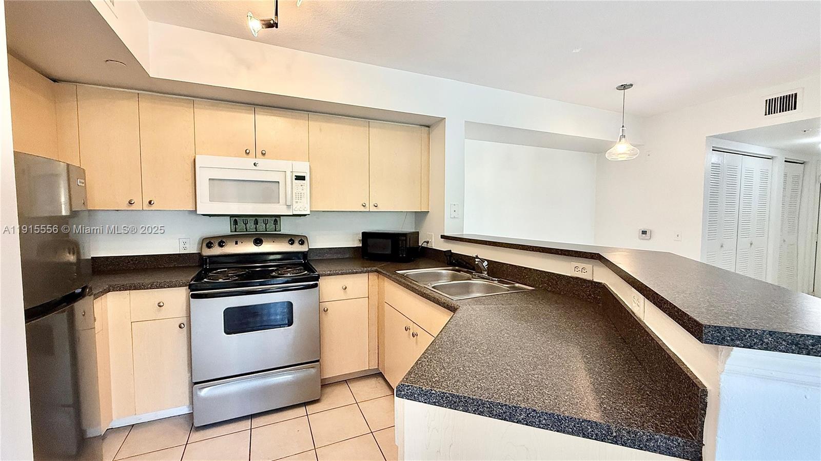 EMERALD ISLE AT LAGUNA LA - Residential Lease