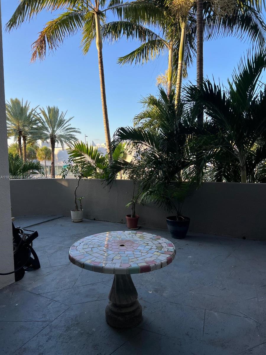 2000 Biarritz Dr 202