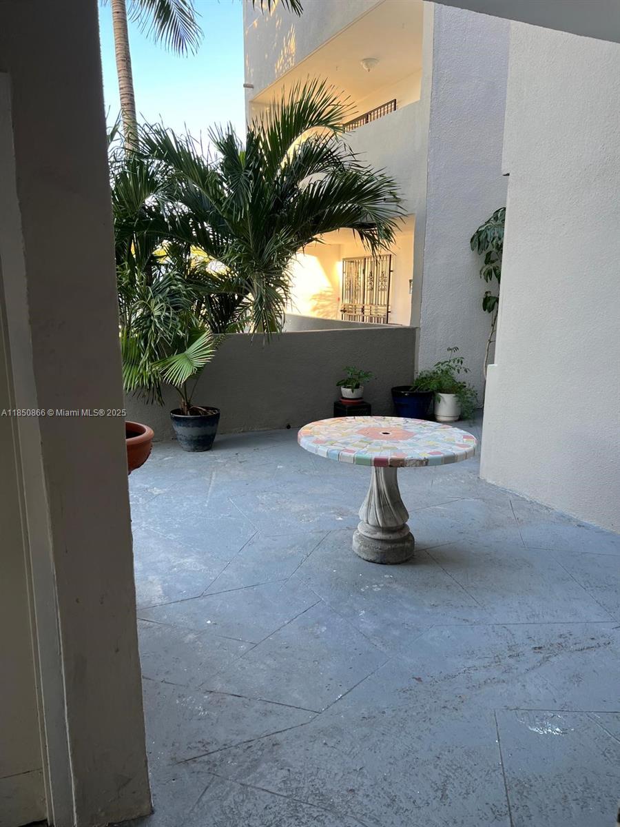 2000 Biarritz Dr 202