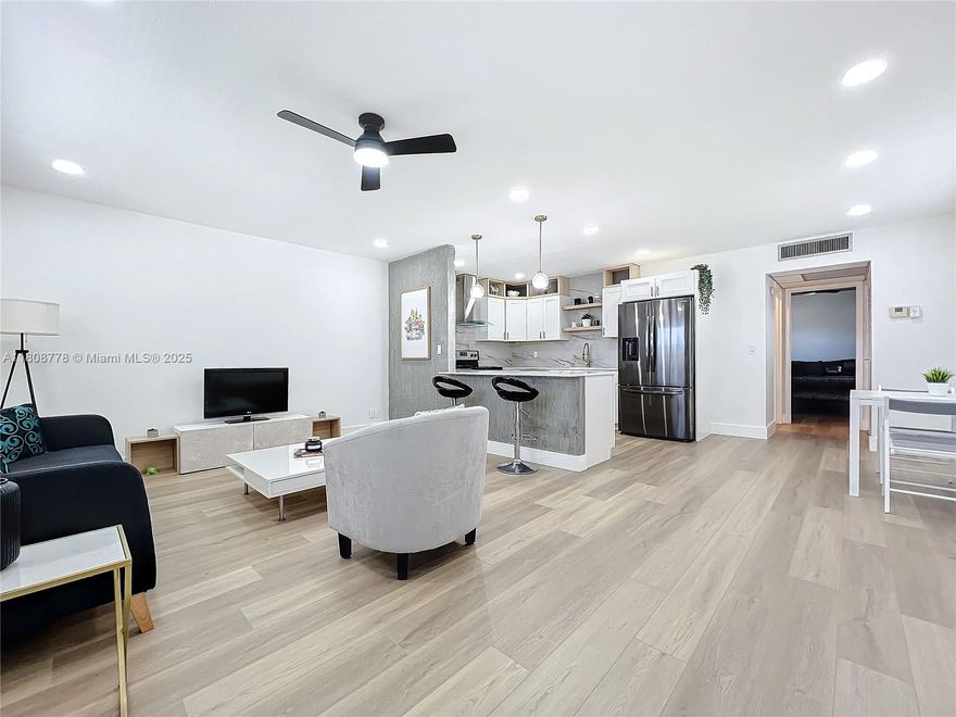 Charming Condo 55+ one bedroom one and half bathroom .Enjoy the florida lifestyle indoor and outdoor pools , GYM , billars , theater ,library ,tennis , a courtesy bus for travel  and more.