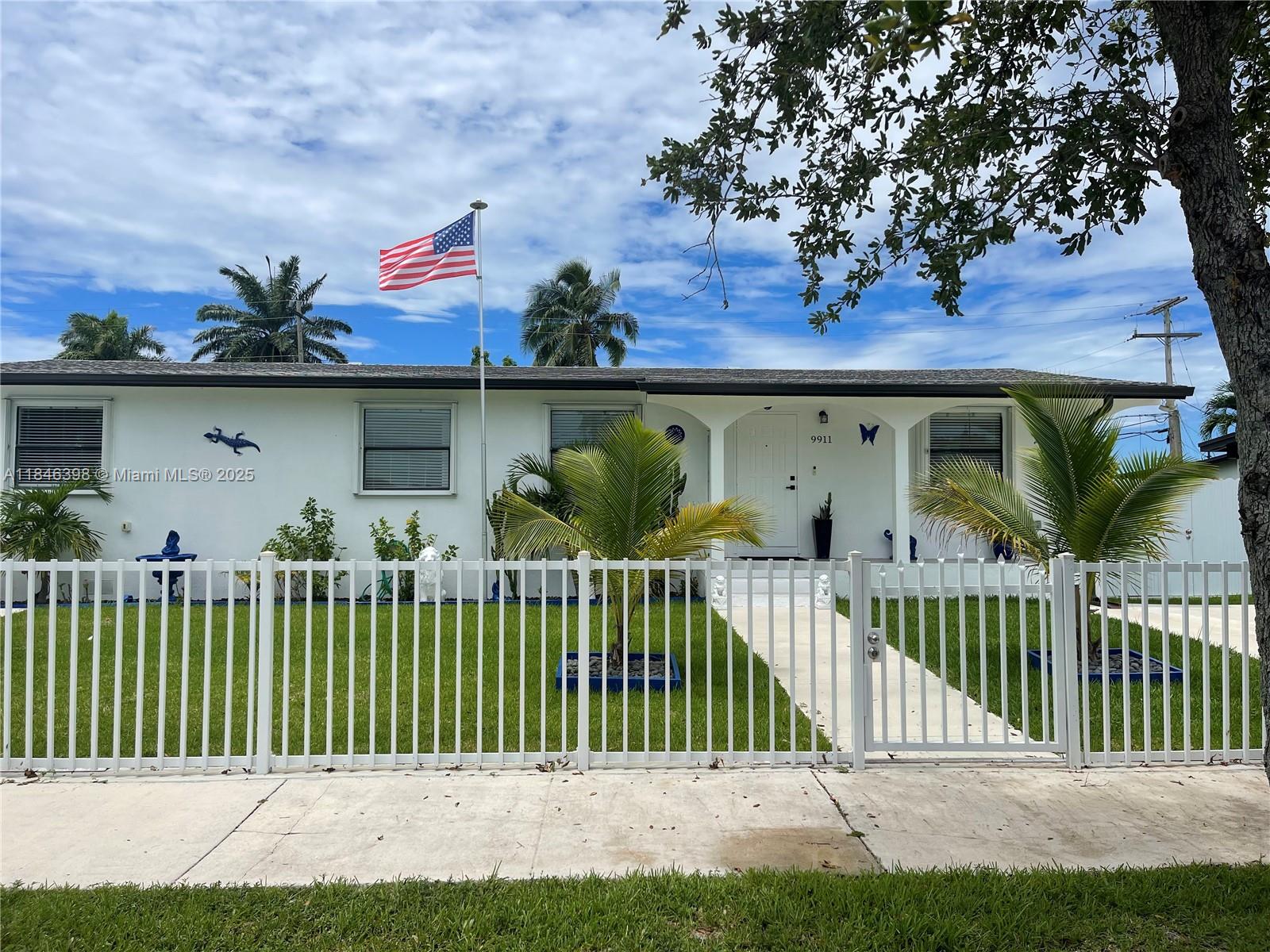 Excellent location, fully remodeled home! New Kitchen with brand new appliances, as well as bathrooms and Floors.
Large backyard with numerous fruit trees.