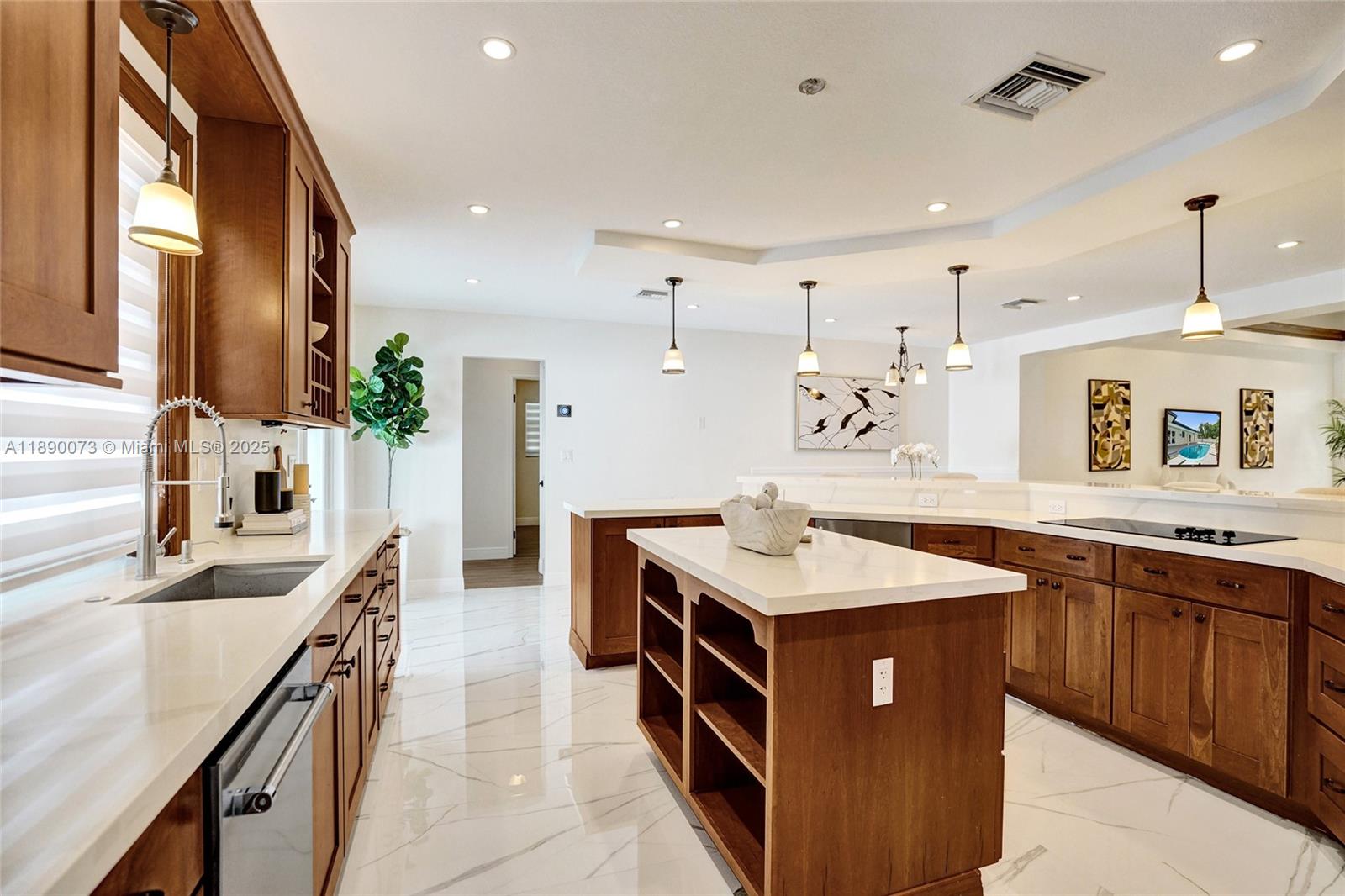 HOLLYWOOD HILLS - Residential
