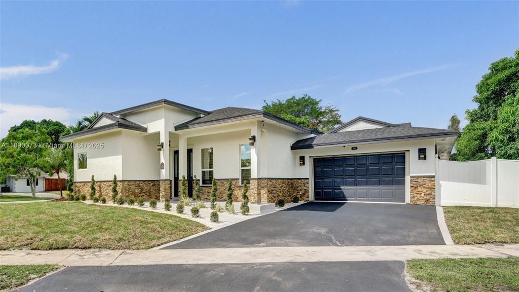 Photo of 300 W Chaminade Dr, Hollywood, FL 33021 (MLS # A11890073)